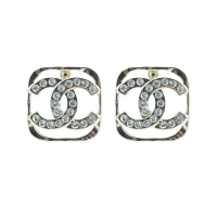 【CHANEL 香奈兒】鏤空方型雙C水鑽鑲飾針式耳環(ABA254-金)