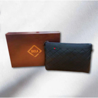 【DICLA 迪克拉】母親節禮物 素色牛皮男士手拿包DC583(素色牛皮三角款DC583)