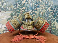 日本中古武士頭盔置物擺飾．武士兜帽．帶支架，金屬，精工件布料