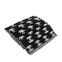 【CHANEL 香奈兒】新款滿版雙C LOGO羊毛圍巾/披肩(黑色/白色)
