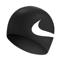 【NIKE 耐吉】泳帽 Big Swoosh Silicone Cap 大勾勾 游泳池 矽膠 成人 競速 黑 白(NESS8163-001)