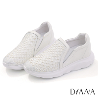 DIANA 5.5cm質感牛皮菱格紋水鑽鑲鉗厚底休閒鞋-白珍珠