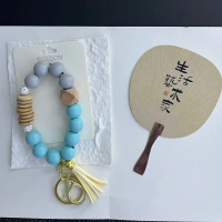 สร้อยข้อมือซิลิโคนพร้อมพู่ที่ขายดีที่สุดของ Amazon, ลูกปัดไม้, ชิ้นไม้ MAMA, พวงกุญแจข้อมือ, จี้กระเ