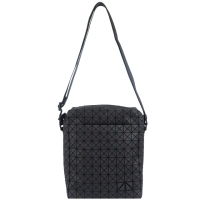 【ISSEY MIYAKE 三宅一生】BAOBAO 壓紋三角方格直式肩背/斜背包(黑色)