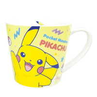 小禮堂 神奇寶貝Pokémon 皮卡丘 寬口陶瓷馬克杯《黃.招手》茶杯.咖啡杯