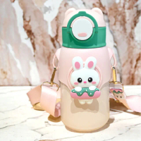 【隨身便攜】粉紅兔316不鏽鋼保溫杯(附背帶 彈蓋式 大容量 兒童水壺 吸管杯 可愛造型 飲料環保杯 禮物)