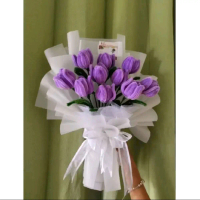 Bucket bunga tulip ungu,  dari bahan kawat bulu