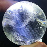 天然白水晶藍針球擺件天使羽毛特色水晶球原礦手把件冥想石靈修