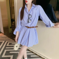 8250 gaun kemeja berleher polo bercorak jalur biru dan putih, lengan panjang, skirt berlipit dengan 