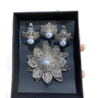 Set bros wanita motif teratai mutiara Warna perak bakar klasik
