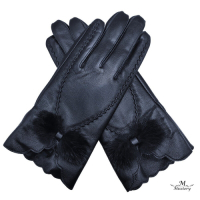 【Misstery】手套女款毛球蝴蝶結綿羊皮手套-黑(綿羊皮可觸屏)GLW06BK
