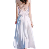 Long Dress Putih dengan Desain Tali Silang dan Renda Cantik untuk Tampilan Elegan