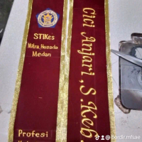 Selempang wisuda dengan bahan kain baldu terbaik memberikan rasa nyaman dipakai