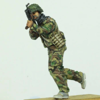 1/35 Scale Unpainted Resin Figure soldier in action GK figure