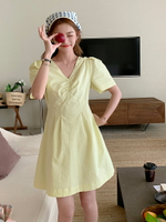 奶黃色V領短款連身裙女夏時尚洋氣高級感小個子裙子洋裝