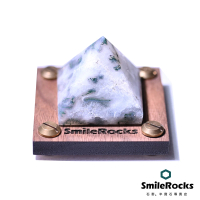 【SmileRocks 石麥】水草瑪瑙金字塔 3.8x3.8x3.7cm(避邪水晶 附SmilePad 6x6 底板)