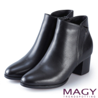 MAGY 金屬V型釦環真皮粗跟短靴 黑色