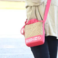 【KENZO】品牌英字LOGO撞色條紋束口草編包水桶包斜背包(桃邊)