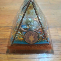 Orgonite Piramida Energi 7 Cakra β Clear Quartz & Infinity Ring