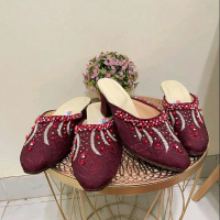 Sendal selop pengantin warna maroon