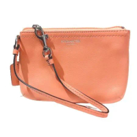 COACH 專櫃款粉橘色皮革材質手拿包