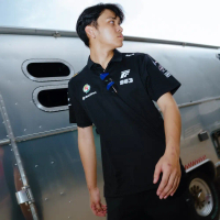 KELA x PTRS เสื้อโปโลสีดำ รุ่นใหม่ วางจำหน่ายในปี 2025 เสื้อเชิ้ตคอปกสีดำ พร้อมโลโก้พิมพ์สกรีน
