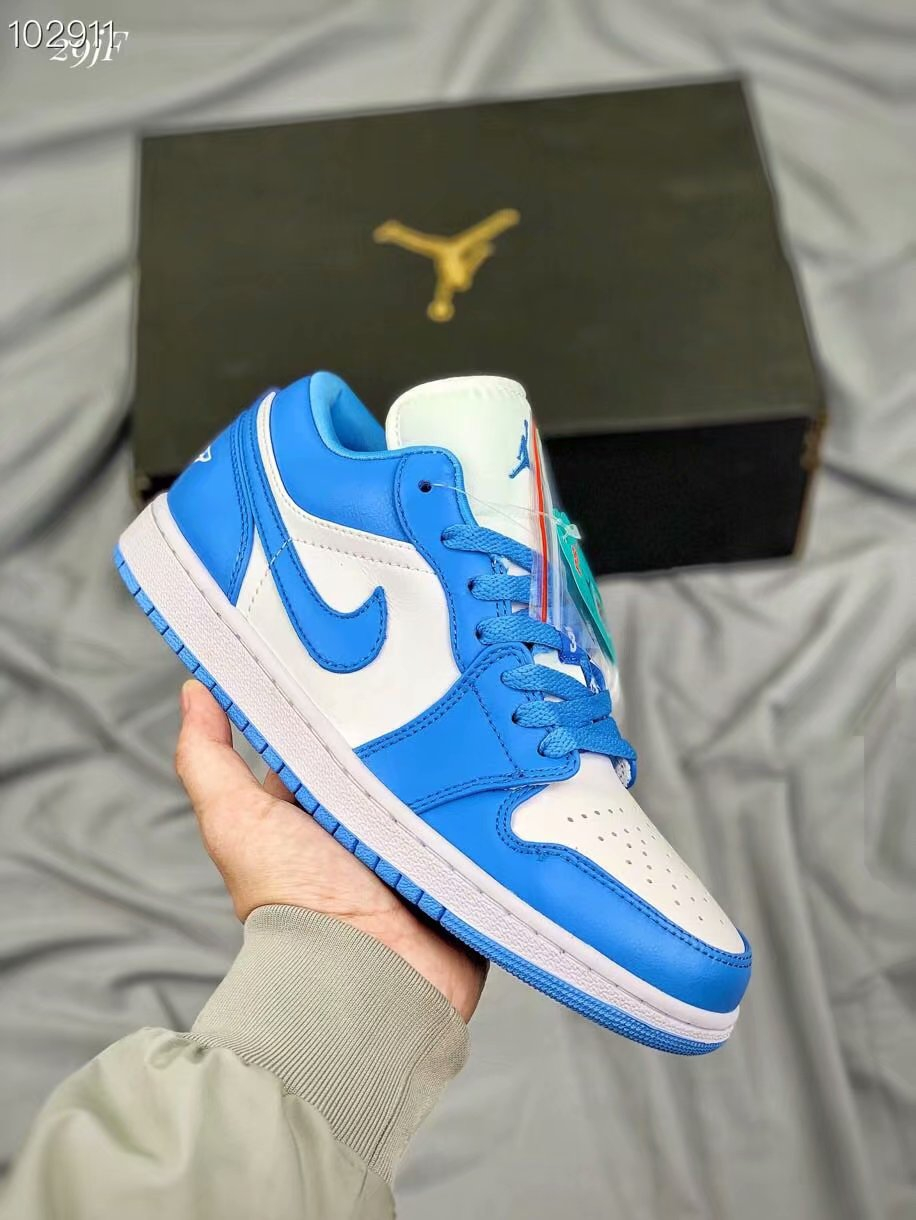 Womens air jordan 1 retro high hotsell og unc