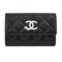 【CHANEL 香奈兒】新款星星金屬LOGO菱格紋小羊皮翻蓋卡片夾(黑色)