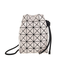 ISSEY MIYAKE 三宅一生 新款BAOBAO 亮面三角格拉繩肩背/斜背小型水桶包 (奶茶色)