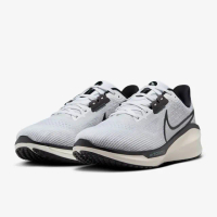 【NIKE 耐吉】慢跑鞋 男鞋 運動鞋 緩震 VOMERO 17 灰白 FB1309-104
