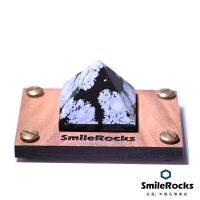 【SmileRocks 石麥】雪花黑曜石金字塔 4.2x4.2x3.3cm(避邪水晶 附SmilePad 6x9 底板)
