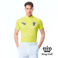 【KING GOLF】實體同步款-男款迷彩底紋美式數字印花小立領拉鍊短袖POLO衫/高爾夫球衫(黃色)