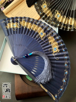 古風折扇 中國風7寸折扇子古典復古風孔雀羽毛燙金男女漢服旗袍便攜舞蹈扇 『xxs13027』