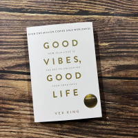 【หนังสือภาษาอังกฤษ】Good Vibes, Good Life Things No One Taught Us about Love Bestseller English Paper