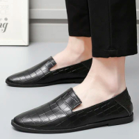 New Crocodile Pattern Luxury Leather Shoes Men Loafers Casual Shoes Slip on Oxfords Men Shoes Pointed Moccasins Shoes Boat Shoes