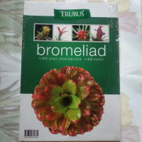 Buku Hobi Tanaman Hias \ Trubus \" bromeliad"