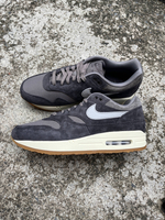 [20% OFF] 2023 經典復刻鞋款 高級材質 NIKE AIR MAX 1 PRM PREMIUM 黑灰麂皮 生膠底 GUM SOLE 氣墊 慢跑鞋 (FD5088-001) !