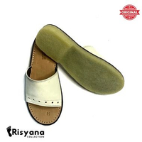 Sandal Tarumpah Wanita Model Selop Karet Mentah Warna Hitam Coklat Susu Tan Putih Merah Bata Coklat 