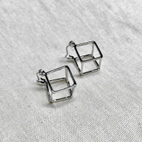 合金 | 立體正方形耳環（小） | 兩色 ►領券再折100，499免運