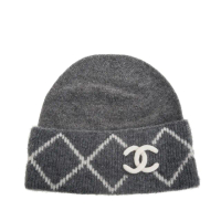 【CHANEL 香奈兒】新款菱格紋立體白色雙C LOGO羊毛毛帽(灰色)