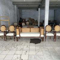 Kursi Sofa Pelaminan Rotan Klasik dengan Desain Elegan dan Kualitas Terbaik untuk Ruang Tamu Anda Fu