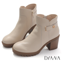 DIANA 7.5cm質感牛皮皮帶金屬釦飾側拉鍊厚底粗跟短靴-牛奶