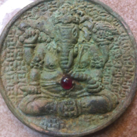 Liontin Dewa Ganesha Permata Antik dengan Detail Ukiran Halus dan Batu Permata Merah