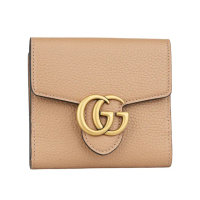 【GUCCI 古馳】Marmont 金色標誌粒紋皮革釦式二折短夾(裸粉色)