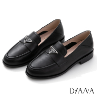 DIANA 3 cm軟牛皮經典設計款三角金屬飾釦樂福鞋-黑糖