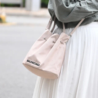 【Balenciaga 巴黎世家】簡約電繡LOGO素雅帆布束口手提包水桶包兩用包(米)