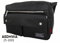 25-1001《AEDHWA》經典時尚滿版Logo單肩側背包 (二色)