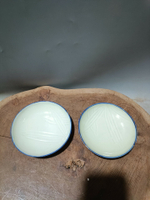 日本回流瓷器古董昭和早期暗刻竹葉淡黃釉小盤一對，無款。保真包