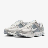 【NIKE 耐吉】運動鞋 慢跑鞋 休閒鞋 女鞋 男鞋 W NIKE ZOOM VOMERO 5 銀灰白 y2k 復古(HQ0458001)