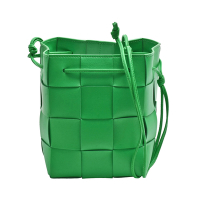 BOTTEGA VENETA CASSETTE經典編織小牛皮斜背水桶包(綠色)